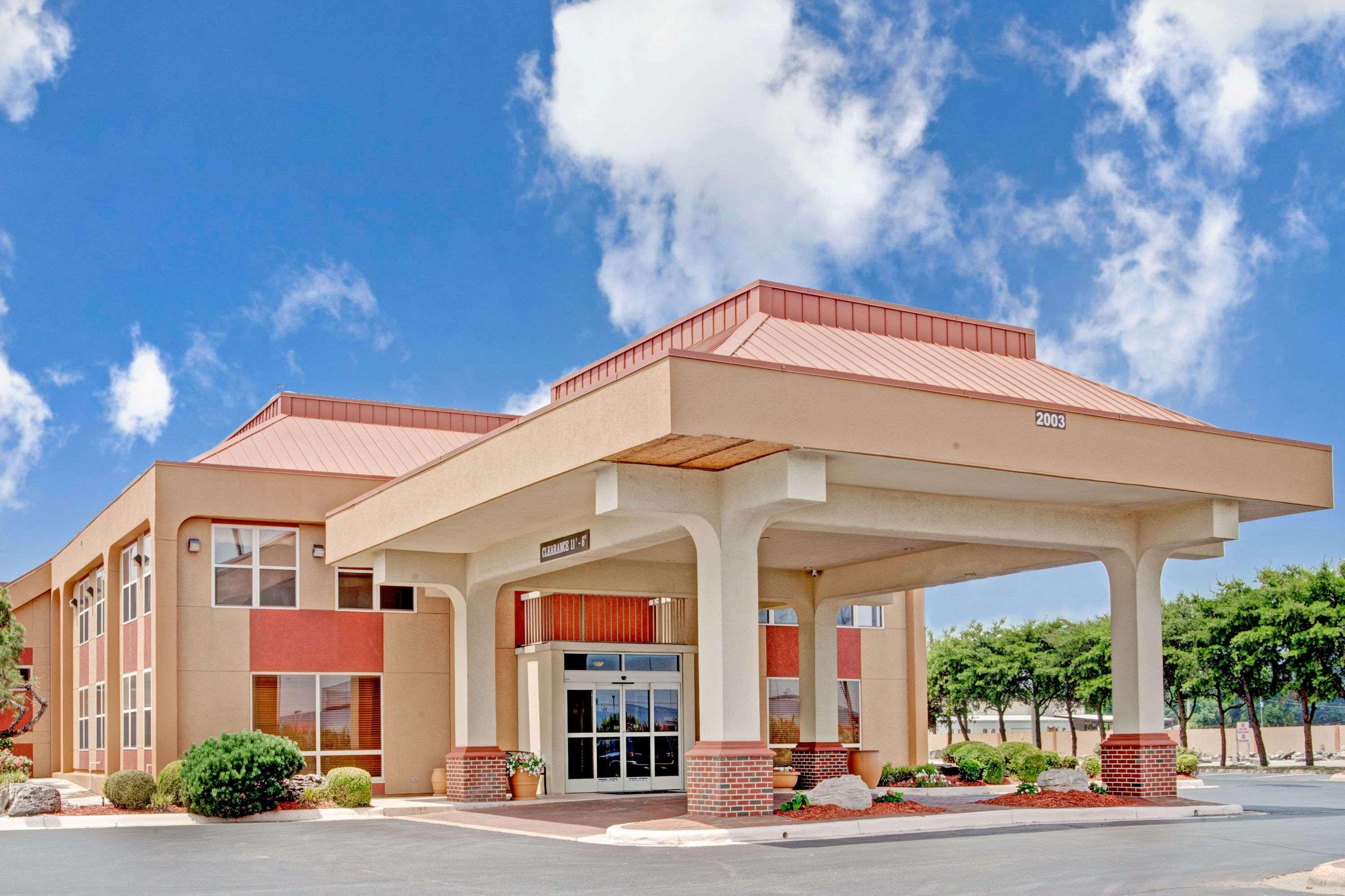 Ramada By Wyndham West Memphis Hotel Exterior foto