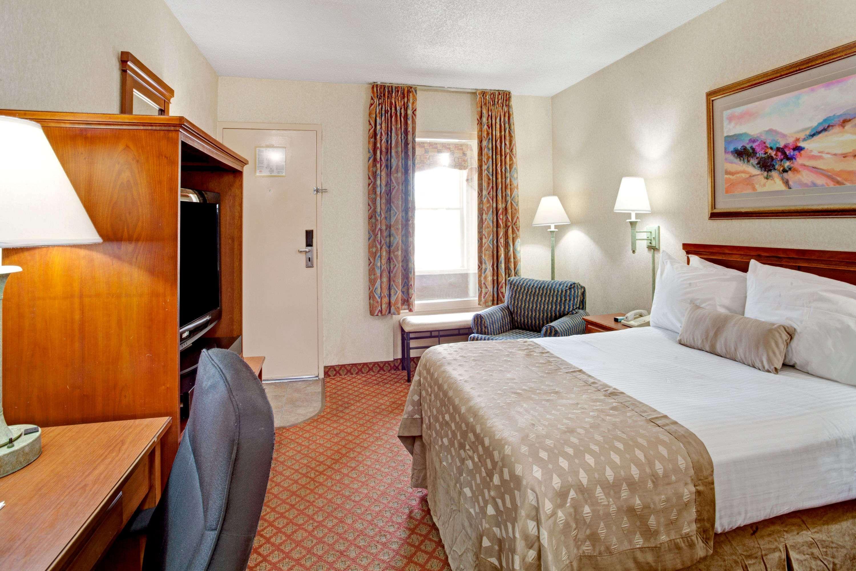 Ramada By Wyndham West Memphis Hotel Exterior foto