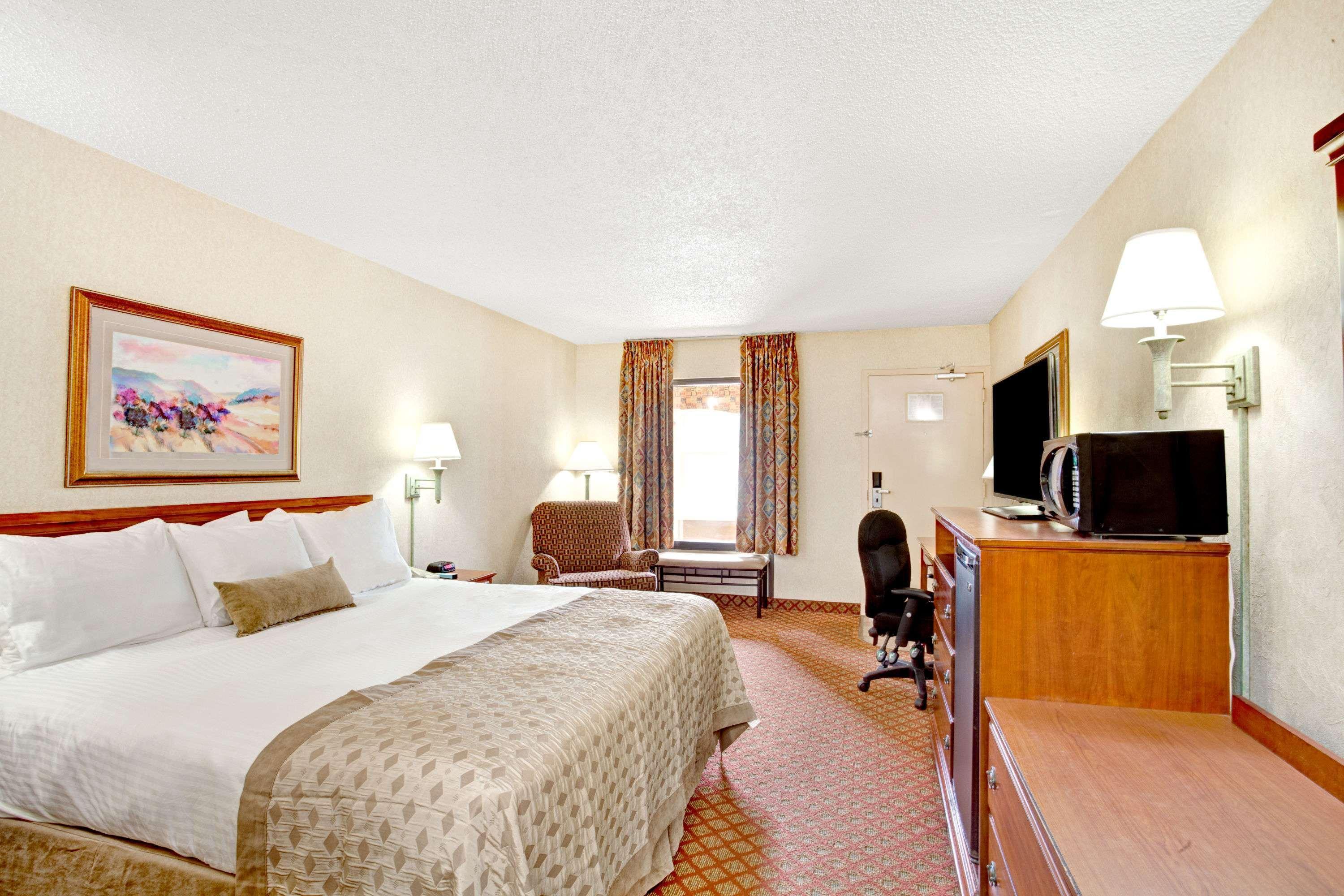 Ramada By Wyndham West Memphis Hotel Exterior foto