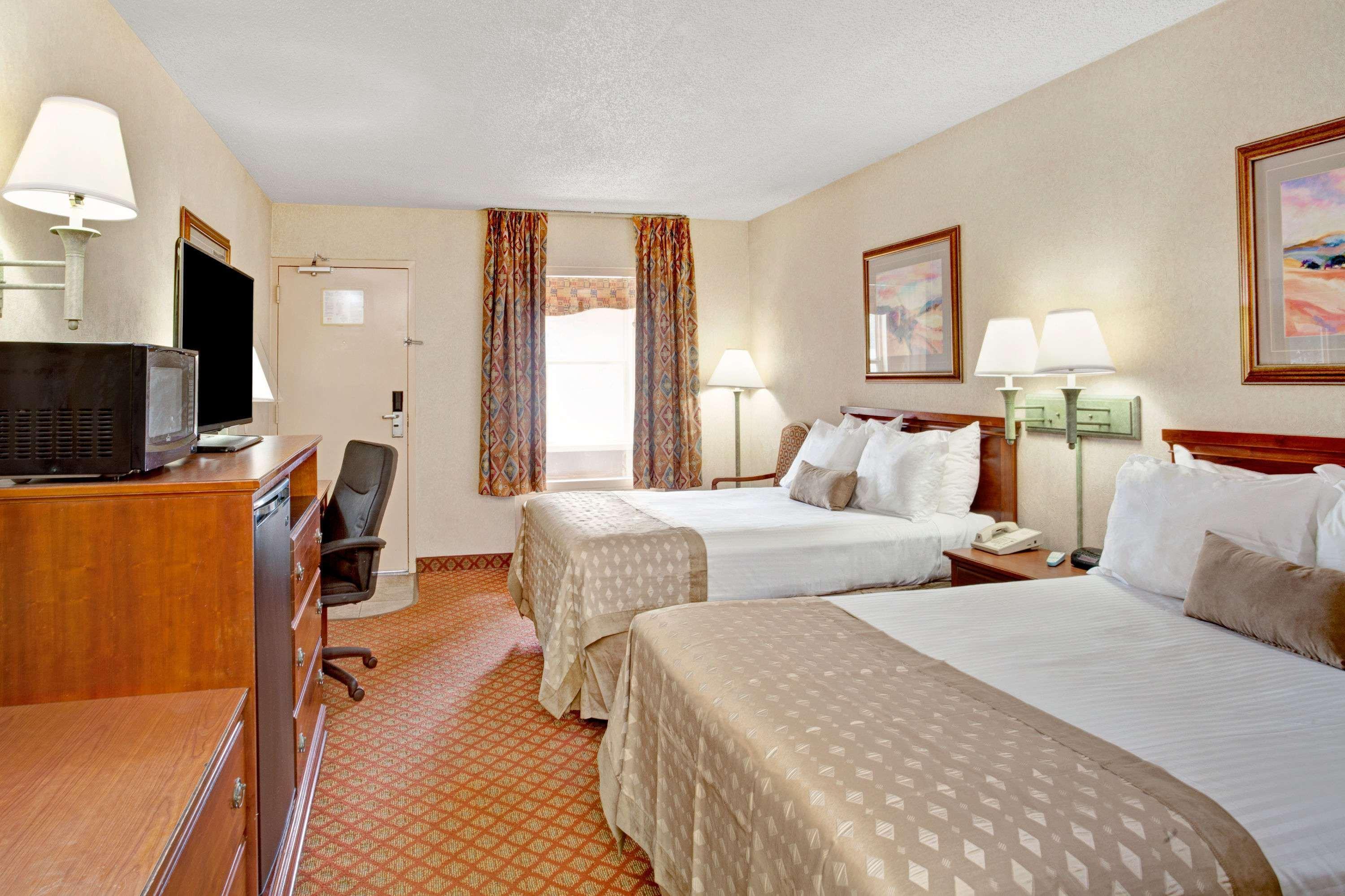 Ramada By Wyndham West Memphis Hotel Exterior foto
