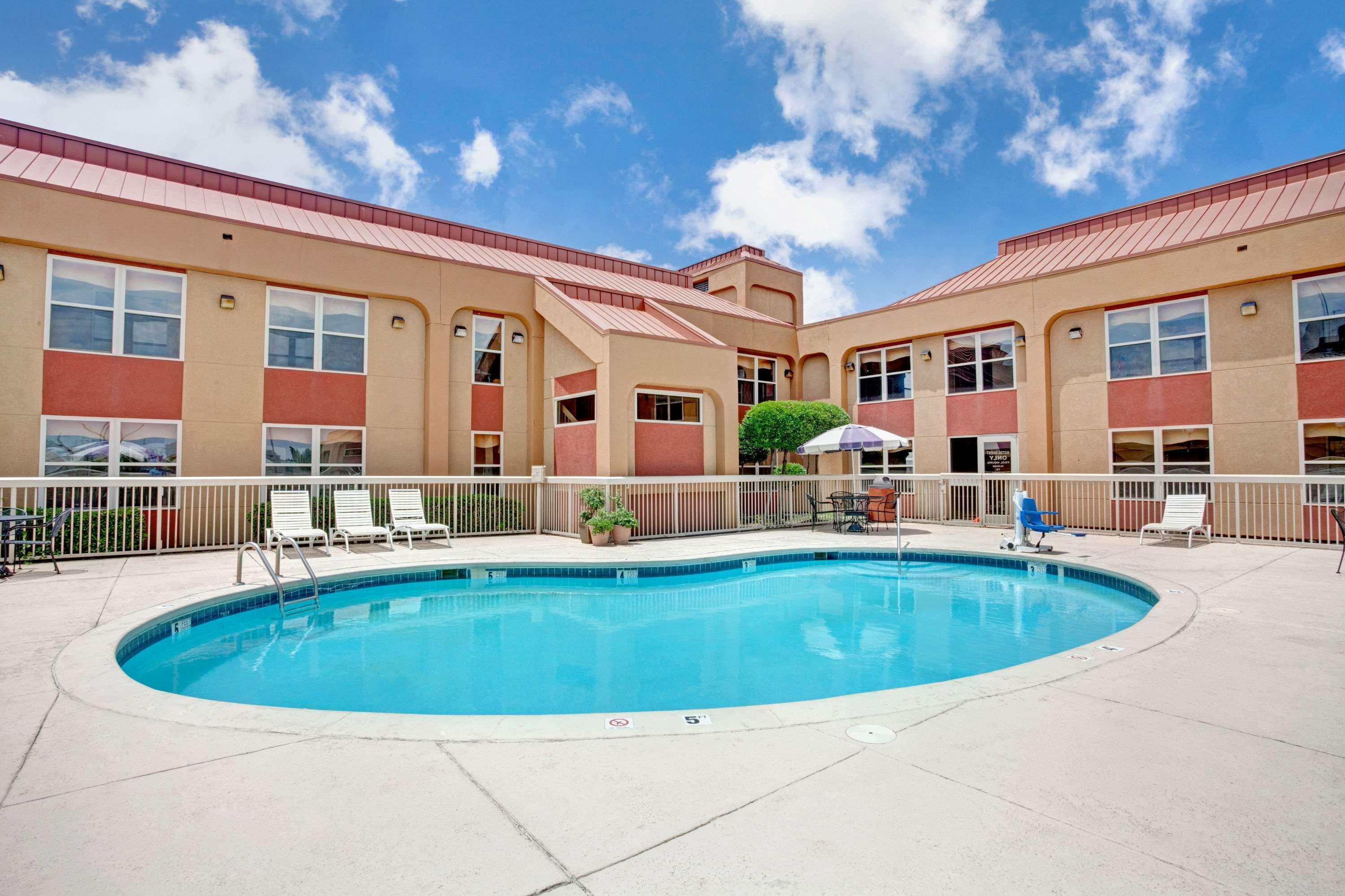 Ramada By Wyndham West Memphis Hotel Exterior foto